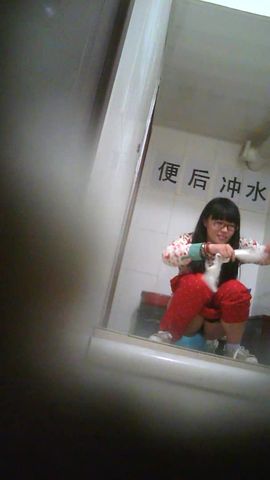 大学女厕所系列可爱的妹子带个可爱的帽子