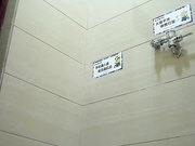 商场厕拍系列美丽少妇带着孩子一起上厕所