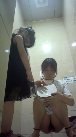 商场厕拍系列美丽少妇带着孩子一起上厕所