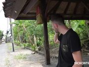 在旅馆里操雅加达婊子的屁眼和她紧绷的阴户