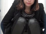 商场排队厕拍系列阴唇有点大的小妹妹抹完还要用手指抠一抠