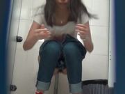 商场排队厕拍系列素颜看起来很有邻家感觉的妹子