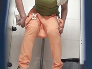 商场排队厕拍系列素颜看起来很有邻家感觉的妹子