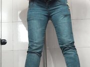 商场排队厕拍系列妹子这下面看着像大出血啊