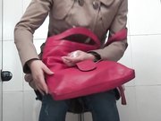 商场排队厕拍系列妹子这下面看着像大出血啊