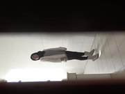 学生MM厕所跟拍系列妹子尿完踮着脚照镜子看看自己背影漂亮不