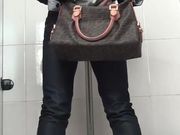 商场排队厕拍系列长的还不错的可爱妹子对着镜子搔首弄姿