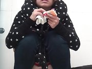 商场排队厕拍系列长的还不错的可爱妹子对着镜子搔首弄姿