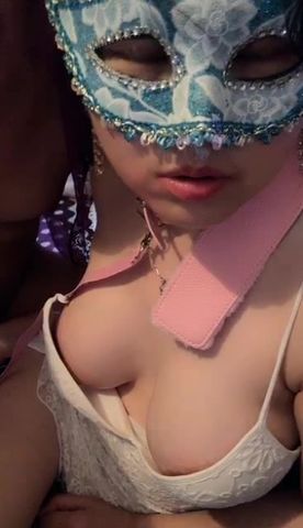 淫荡巨乳面具熟女深喉口交特写BB震动棒插菊花猛操