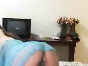 多人蹂躏大奶骚妹啤酒瓶强插塞逼洞里