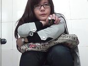 商场排队厕拍系列超级漂亮的美女一身运动装内裤还是黑丝透明