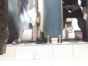 妹子洗手间里面原来这么热闹