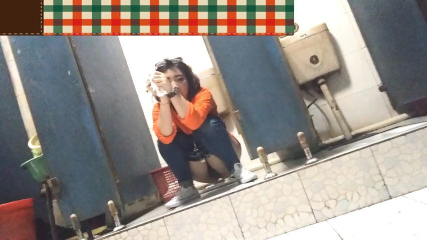 妹子洗手间里面原来这么热闹