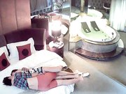 情趣酒店偷拍健壮男和美女洗完鸳鸯浴激情啪啪