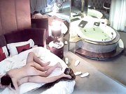 情趣酒店偷拍健壮男和美女洗完鸳鸯浴激情啪啪