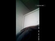 国内高校近距离偷拍用反光镜窥视漂亮格子衫美眉的小肥鲍