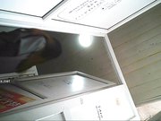 国内高校近距离偷拍用反光镜窥视漂亮格子衫美眉的小肥鲍