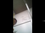 国内高校近距离偷拍用反光镜窥视漂亮格子衫美眉的小肥鲍