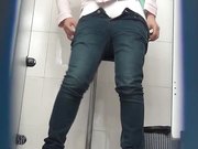 商场排队厕拍系列妹子对着前面的镜子感觉良好不停的变换动作