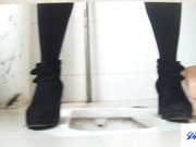 学生MM厕所跟拍系列拍妹子脸的时候差点被发现