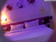 帅哥宾馆约炮妹子貌似还警惕的四处观望环境没想到还是被拍了