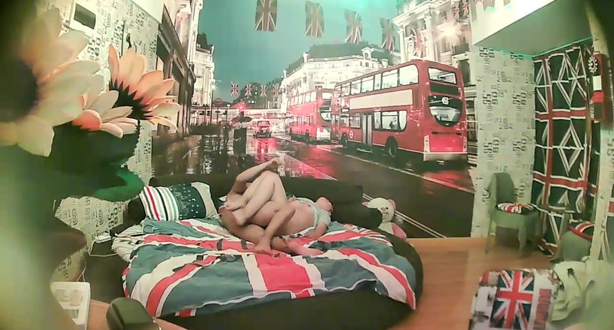 欧风酒店年轻情侣开房啪啪啪闷骚眼镜妹子吃屌的样子很淫荡