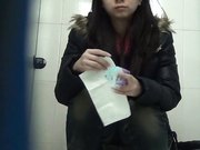 商场排队厕拍系列妹子换大姨妈一不小心滴到了内裤上