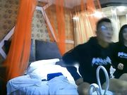 漂亮美女正吃鸡吧突然接到男友查岗挂完电话说：我是不是很厉害