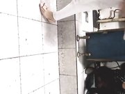 当面对着妹子拍系列妹子洗手间里面原来这么热闹.