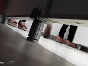 高校女卫系列多视角多年轻漂亮美眉中招尿尿粉嫩小肉肉