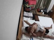 家庭摄像头偷窥大肚腩胖叔和情趣内衣媳妇玩毒龙舔得非常专业