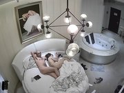 精品酒店豪华套房光头佬和情人开房偷情