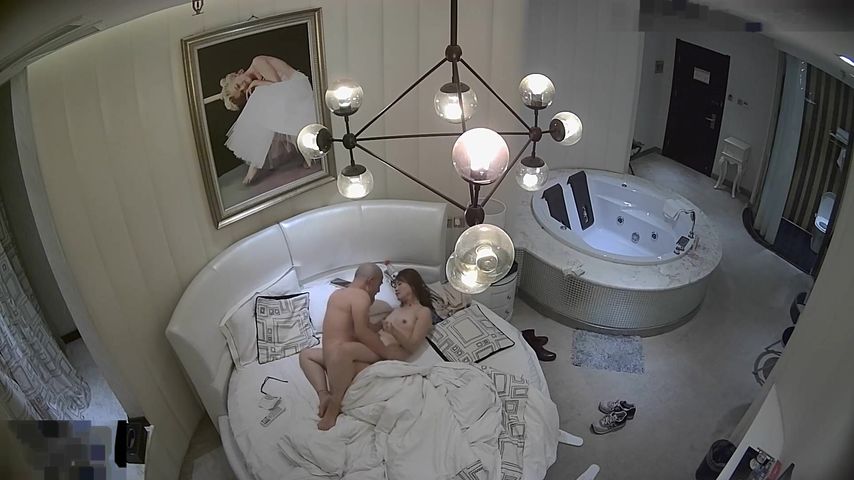 精品酒店豪华套房光头佬和情人开房偷情