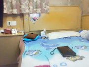 路边快餐店70元浓妆艳抹红发妹子边看A片边搞