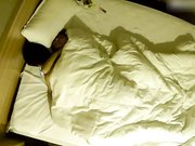 小旅馆偷拍四眼仔和口活不错的女友一边看片子一边躺着插女友