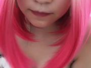 大奶骚气妹子吊带情趣装粉色丝袜沙发上道具自慰喷尿