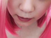 大奶骚气妹子吊带情趣装粉色丝袜沙发上道具自慰喷尿