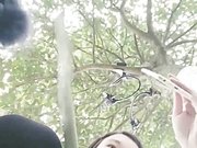 狼友刷礼物让白嫩美女主播路边等来个专车司机去树林打野战