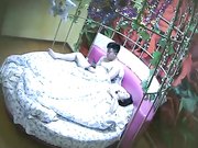 特色情趣酒店鸟笼花房偷拍背心哥和性敏感的相好开房