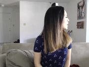 女神级华裔美女被正和朋友视频的男友脱掉内裤边操边和朋友语音