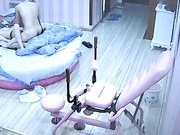 炮椅房眼镜美女特意换上情趣内裤和丝袜要求男友在炮椅上操她