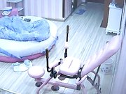 炮椅房眼镜美女特意换上情趣内裤和丝袜要求男友在炮椅上操她