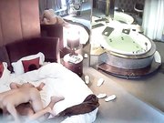 情趣酒店水滴摄像头偷拍健壮男和美女洗完鸳鸯浴激情啪啪对白清晰.