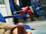 【网曝门事件】欧洲之星高铁露屌诱惑眼睛骚女俯身口交最后口爆吞精