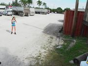 拖车场里大屌狂插辣妹的小粉穴