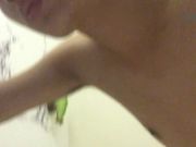 宿醉的小姨子无套趴着操射美臀擦干净免得被发现