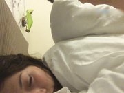 宿醉的小姨子无套趴着操射美臀擦干净免得被发现