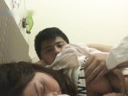 宿醉的小姨子无套趴着操射美臀擦干净免得被发现