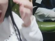 网红妹子在网吧玩露出被隔壁小伙发现了直接硬来掏出鸡巴就吃