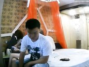 偷拍女神级漂亮白嫩的大学美女第一次和男友啪啪时被直接内射